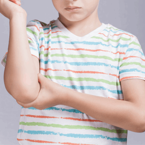 Codo de niñera en niños: qué es, señales y consejos que todos los padres deben reconocer a tiempo