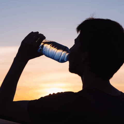 La verdad sobre las soluciones de rehidratación oral: ¿Son las bebidas comerciales una alternativa adecuada?