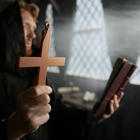 Fenotiazinas, exorcismos y lenguas extrañas: cuando la farmacología explica lo “demoniaco”