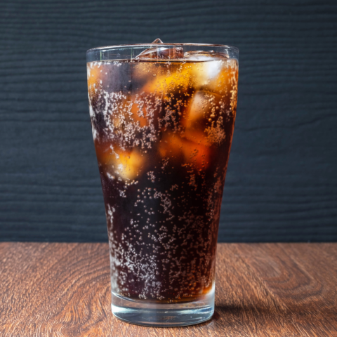 Refrescos de cola y piedras en los riñones: un riesgo silencioso en jóvenes