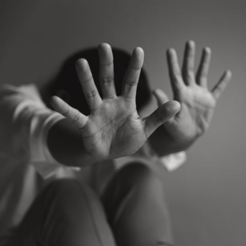 ¿Por qué es tan difícil salir? Dependencia emocional y prevención de violencia de pareja